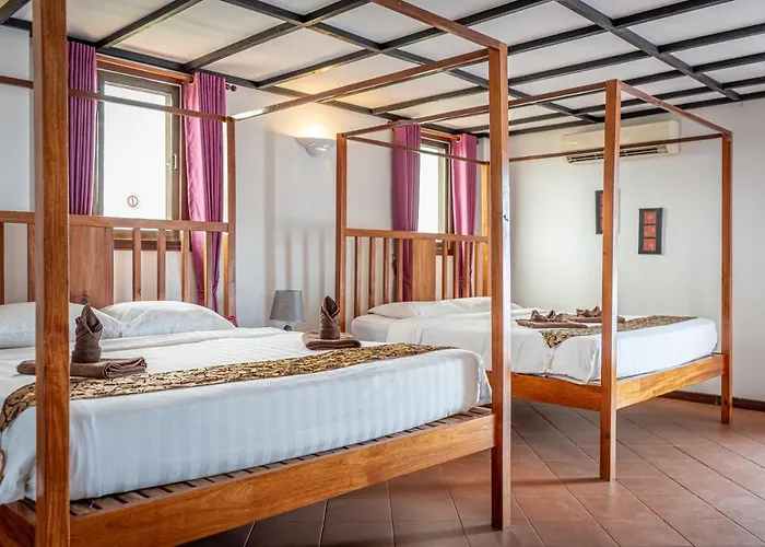 Hotel Den Totonou 3*