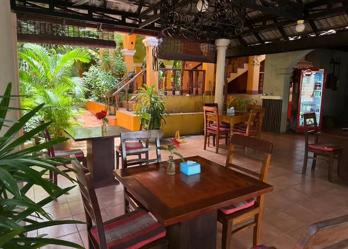 Den Totonou Hotel